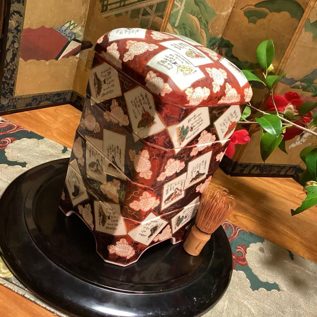 A1040 時代物　九谷焼　金襴手　百人一首カルタ紋様　４段重箱　（箱付）