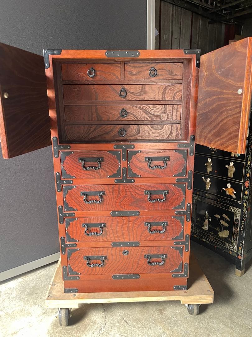 美品和箪笥　観音開き 棚箪笥 帳場箪笥 チェスト欅材 漆塗り 菊の金具飾り