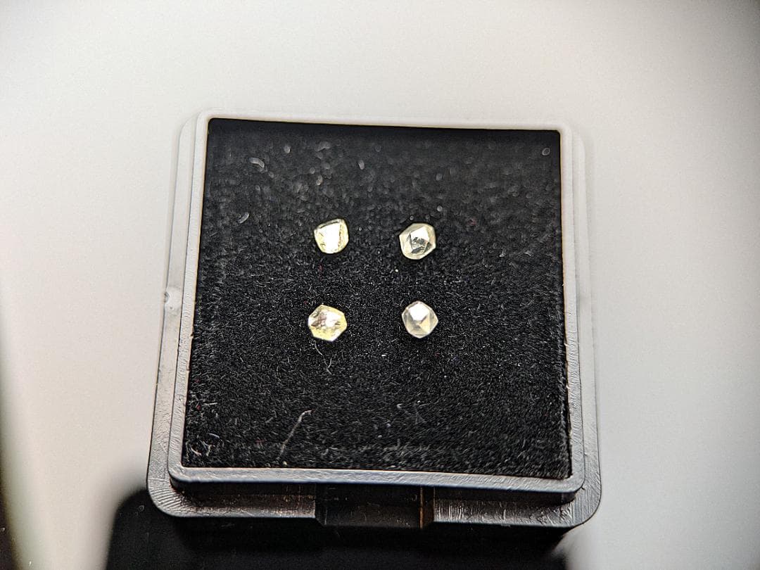 蛍光ダイヤモンド原石４色セット　計0.37カラット　ボツワナ産