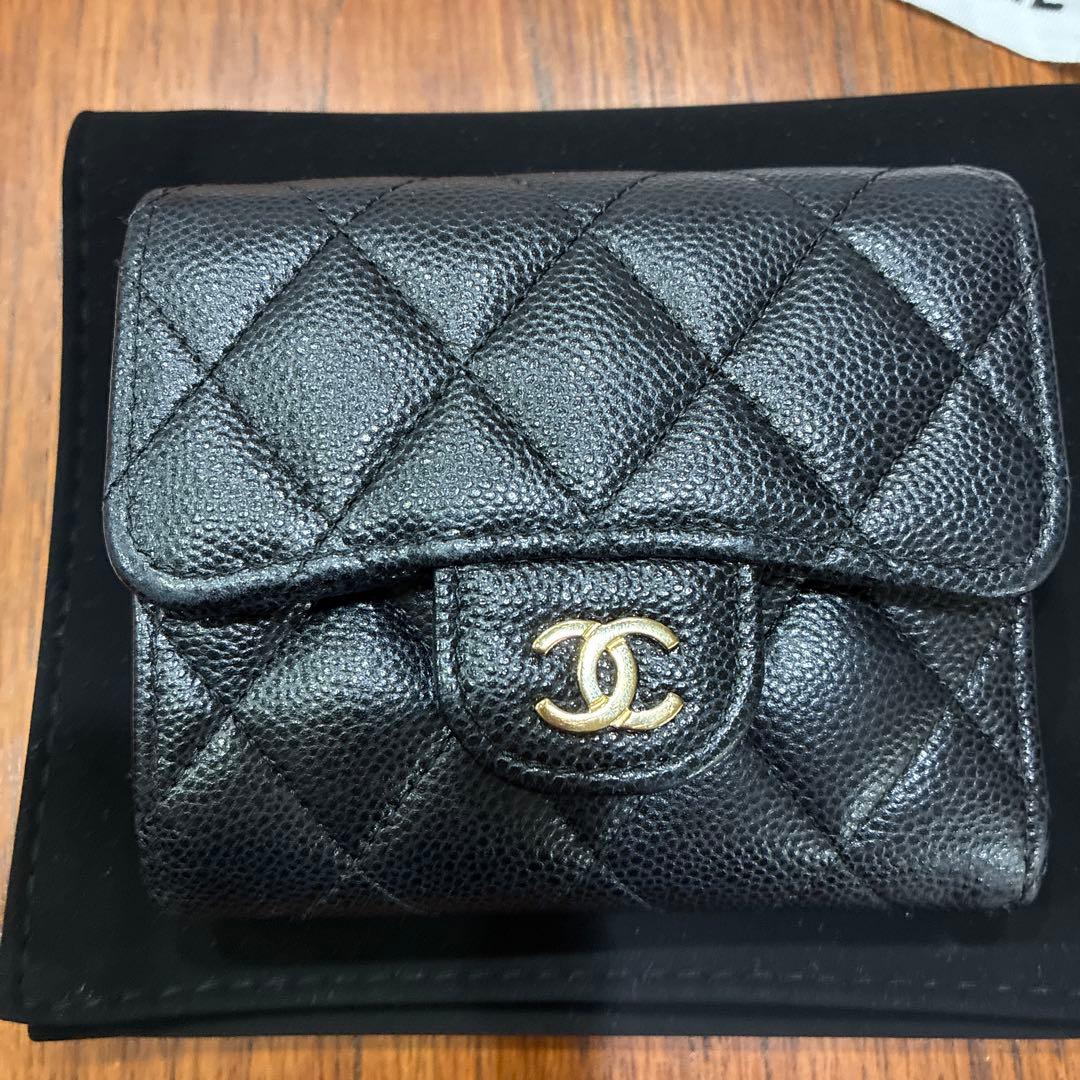 CHANEL ブラックレザー 三つ折り財布 LLKHHNE2