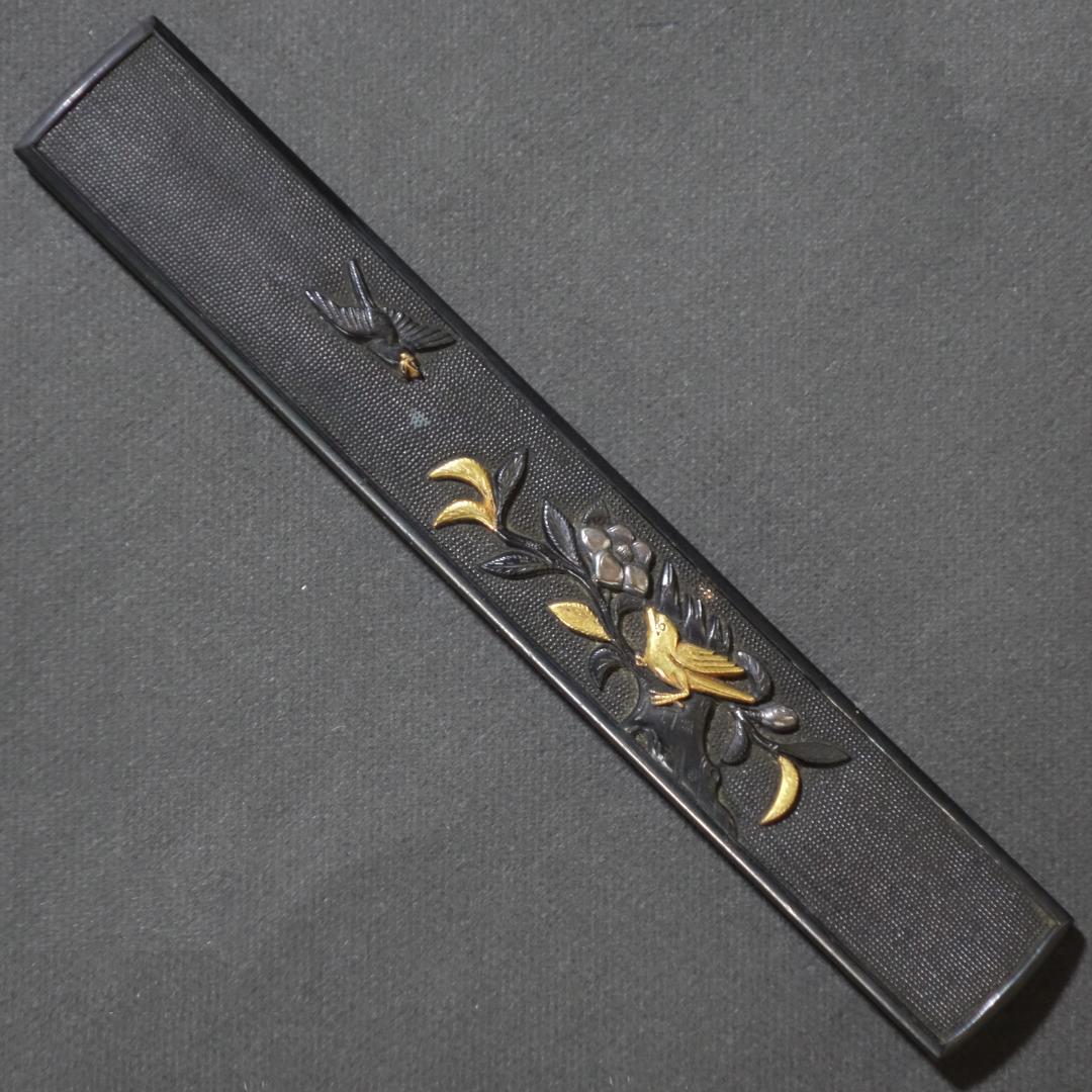 【赤銅魚子地 高肉彫 鍍金 銀象嵌 椿樹小鳥図小柄】 鍔 鐔 小柄 刀装具 骨董