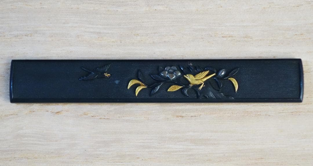 【赤銅魚子地 高肉彫 鍍金 銀象嵌 椿樹小鳥図小柄】 鍔 鐔 小柄 刀装具 骨董