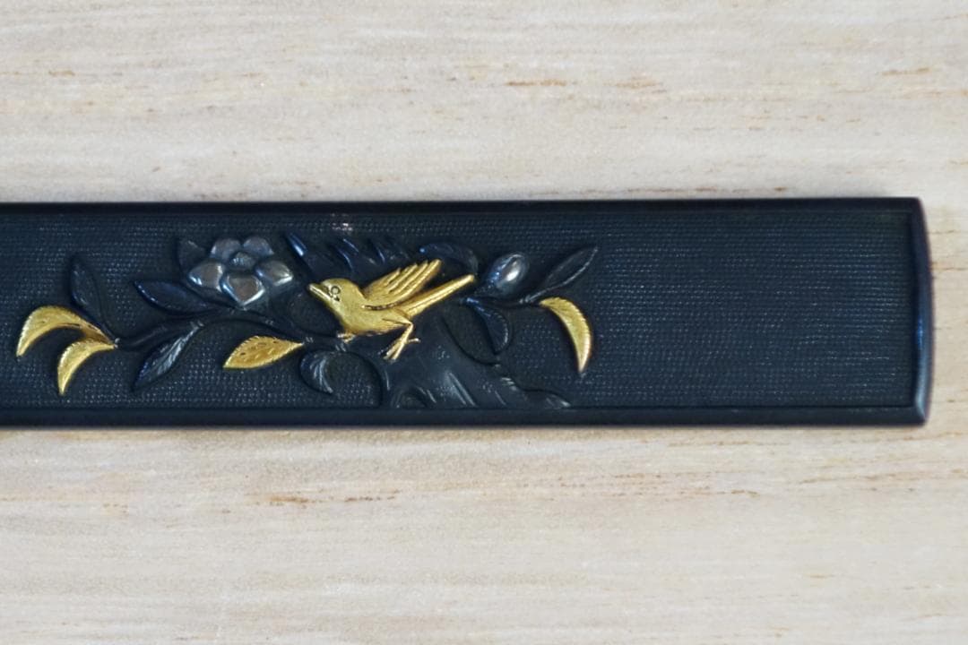 【赤銅魚子地 高肉彫 鍍金 銀象嵌 椿樹小鳥図小柄】 鍔 鐔 小柄 刀装具 骨董