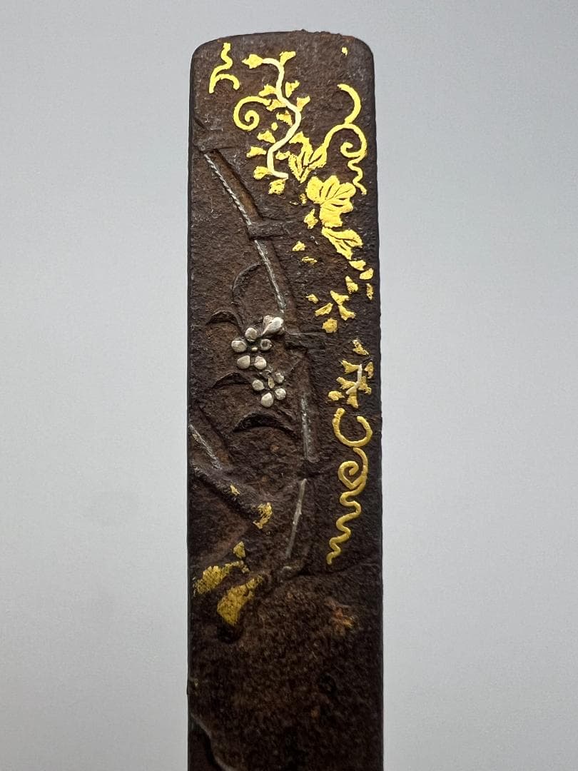 【海】刀装具　江戸期　鉄地　金銀象嵌色絵 秋草図 小柄　古金工
