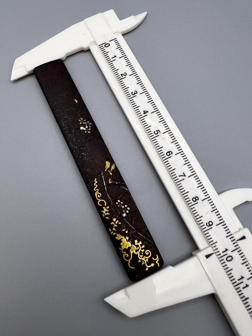 【海】刀装具　江戸期　鉄地　金銀象嵌色絵 秋草図 小柄　古金工