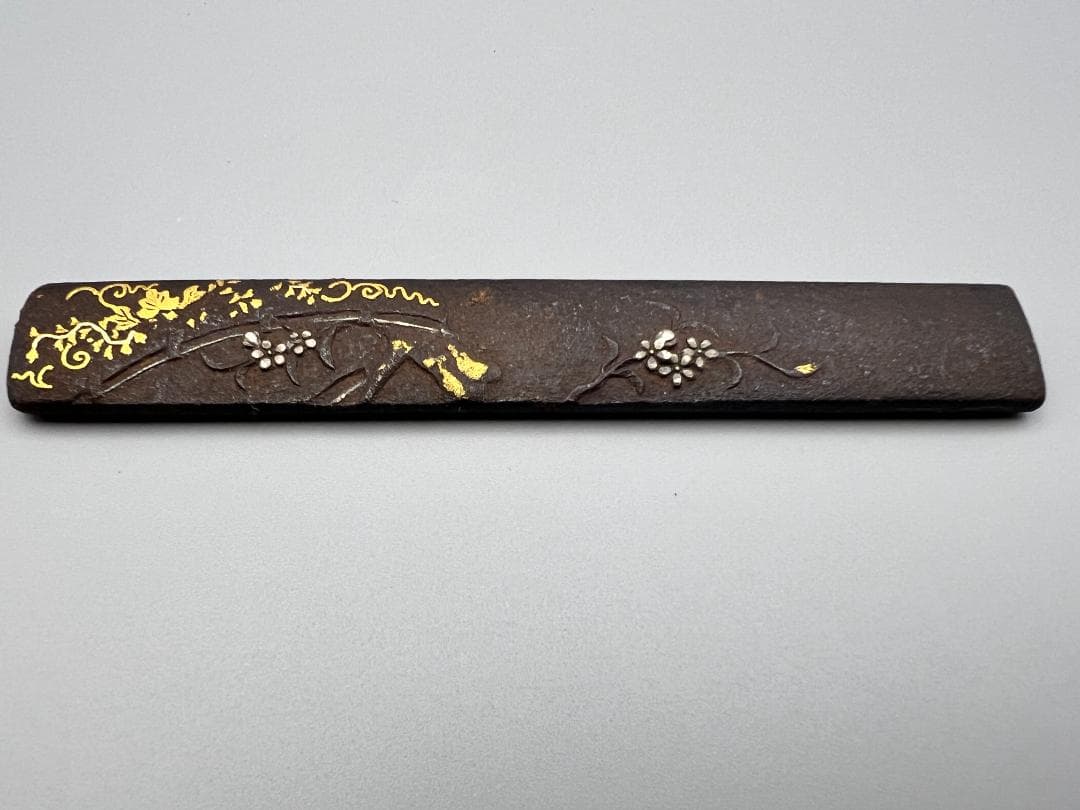 【海】刀装具　江戸期　鉄地　金銀象嵌色絵 秋草図 小柄　古金工