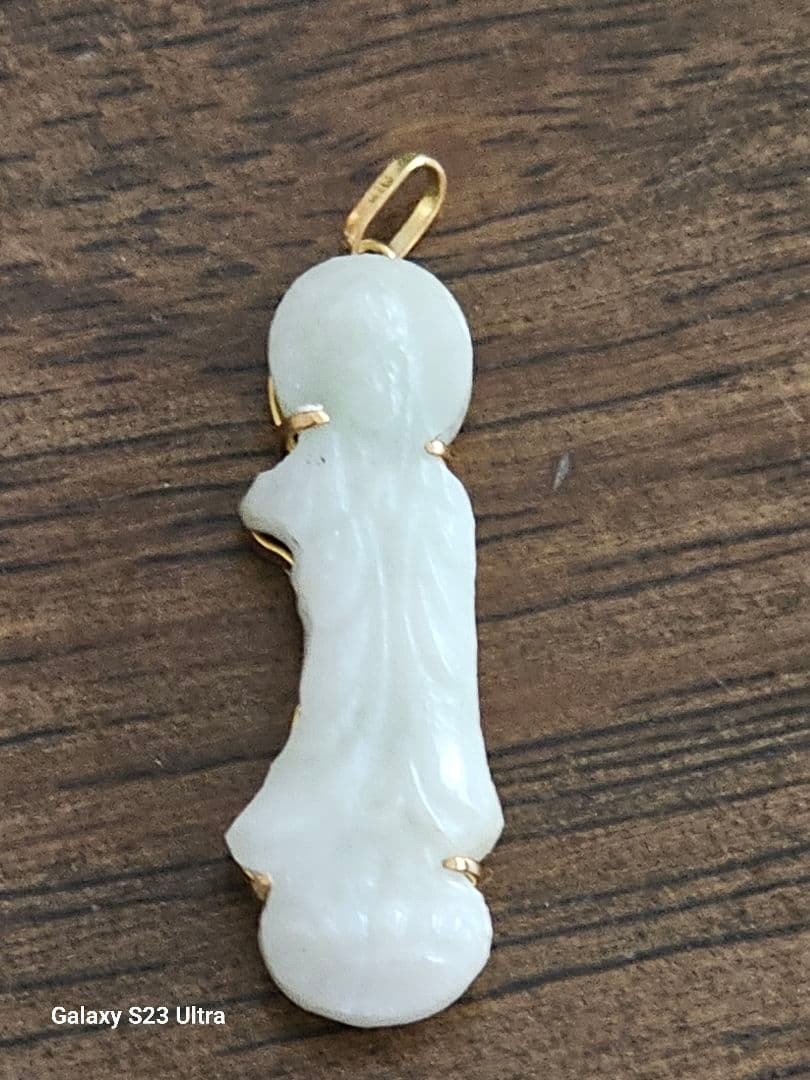 K１８糸魚川翡翠　観音菩薩様彫刻ペンダント