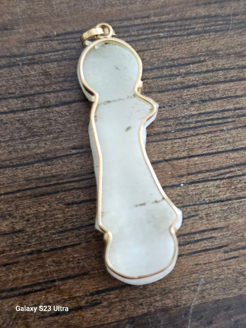 K１８糸魚川翡翠　観音菩薩様彫刻ペンダント
