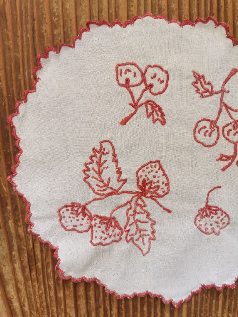 アンティーク フランス 苺とさくらんぼの赤糸刺繍 プチスカラップ花びら縁ドイリー