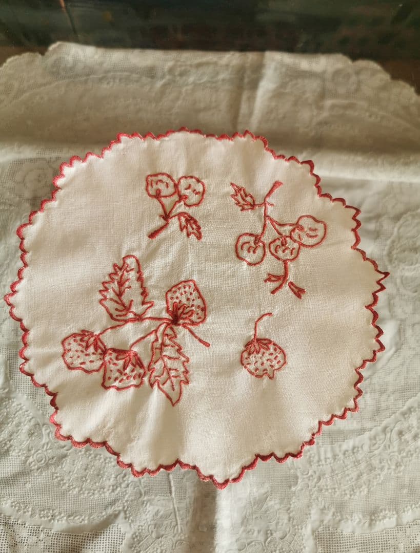 アンティーク フランス 苺とさくらんぼの赤糸刺繍 プチスカラップ花びら縁ドイリー