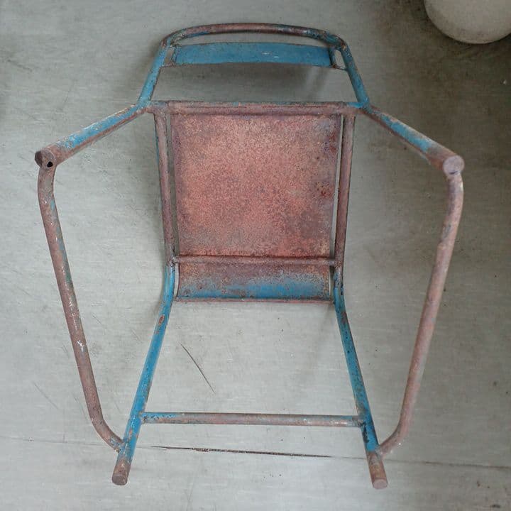 私の部屋　シャビーでアンティークなアイアン椅子