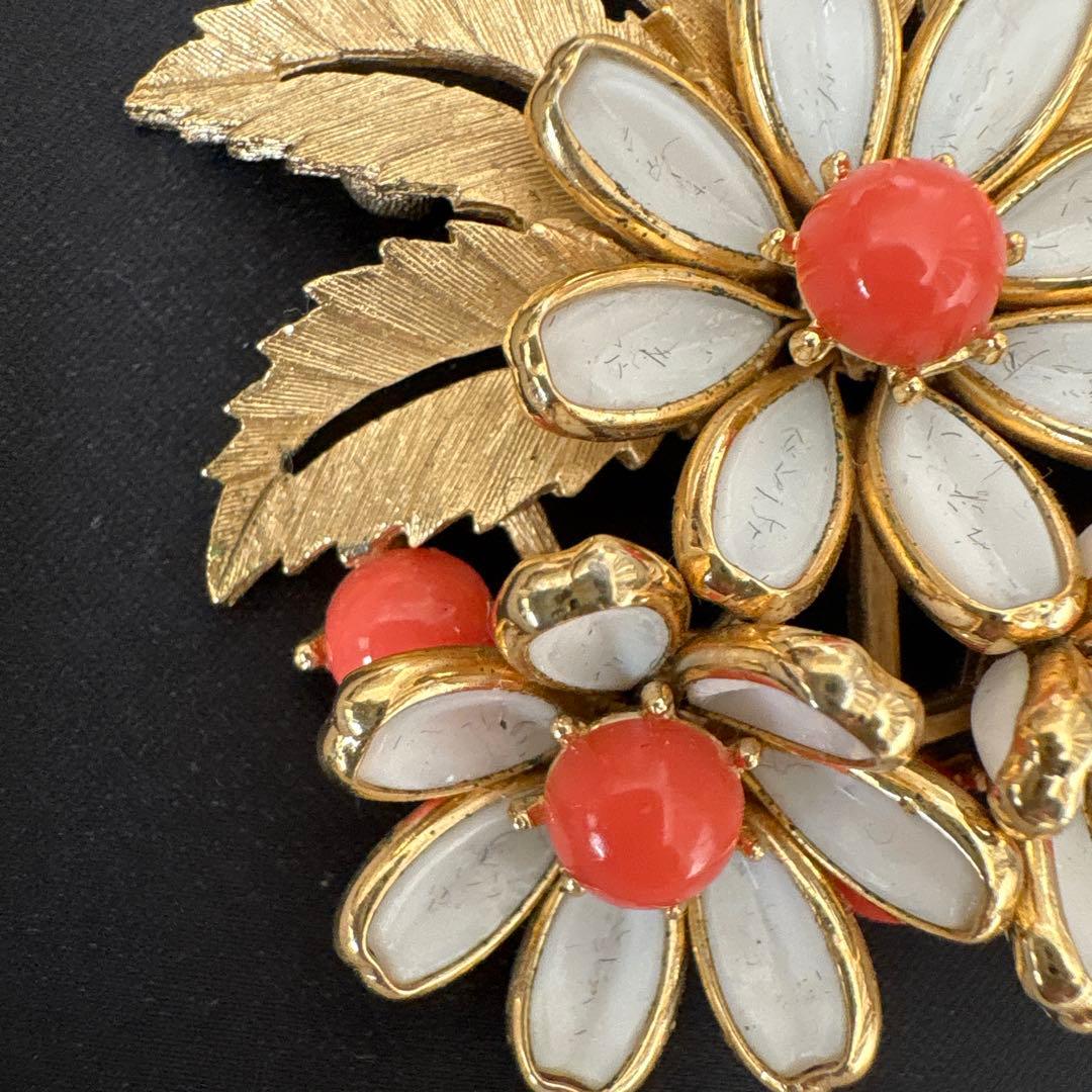 トリファリお花の ブローチ