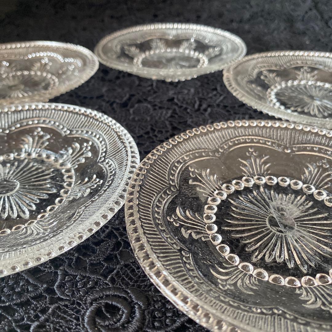 アンティークのプレスガラス製 明治〜昭和ガラスの小皿5枚セット　ウランガラス