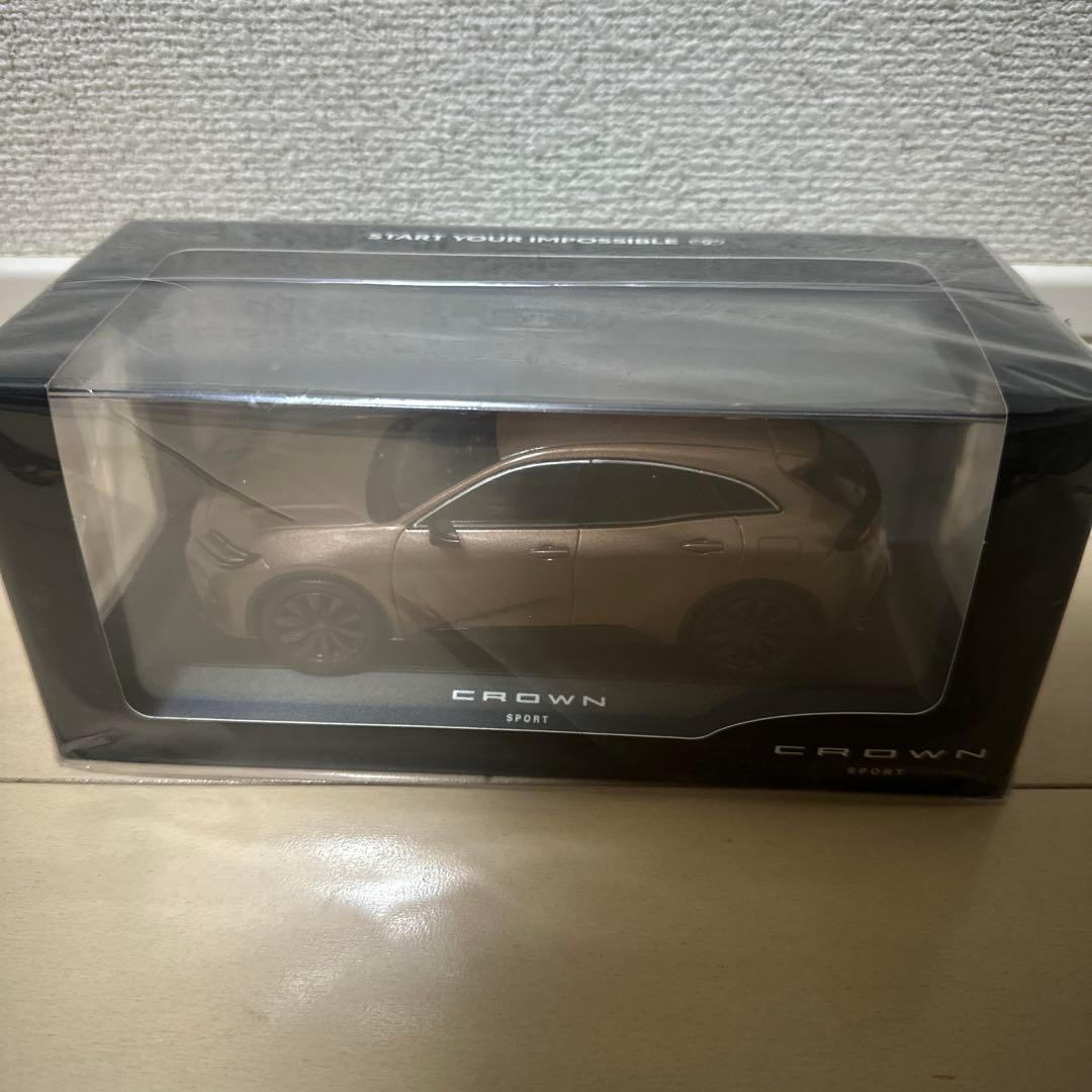 トヨタ CROWN SPORT 1/30 ミニカー 。