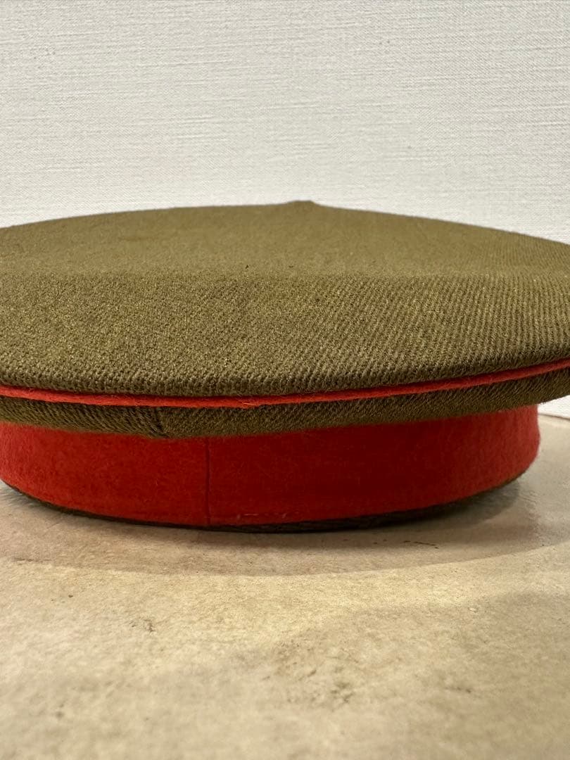軍帽 赤と緑 星バッジ付き 帽子ケース付き