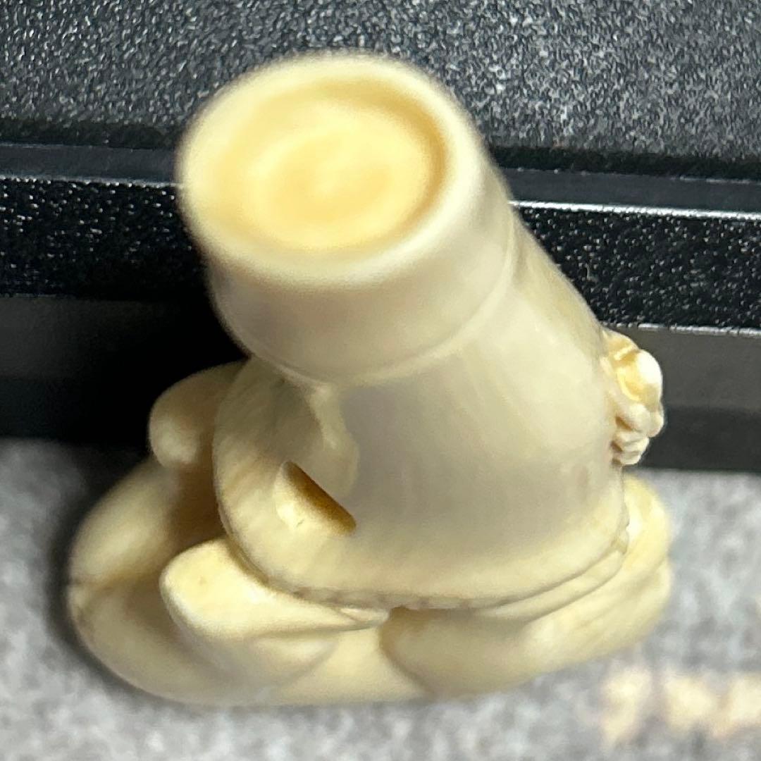 根付 竹の子に止まりバッタを見つめる猿の姿をしている根付