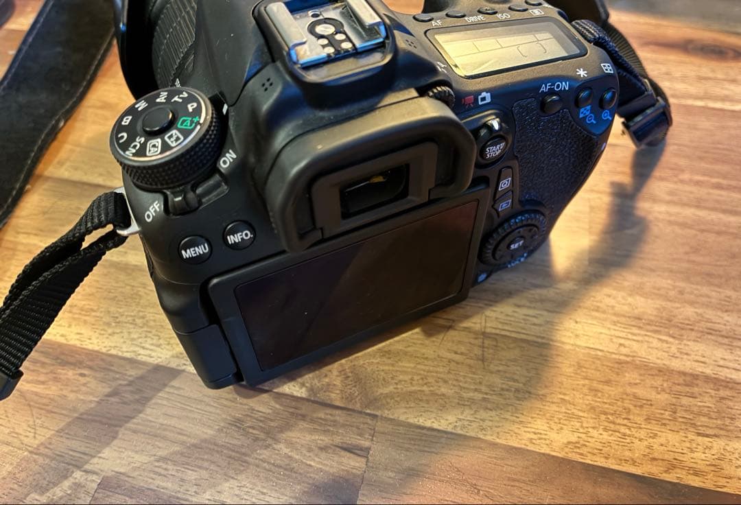 Canon EOS 70D デジタル一眼 EF-S（18-135mm）レンズ付き