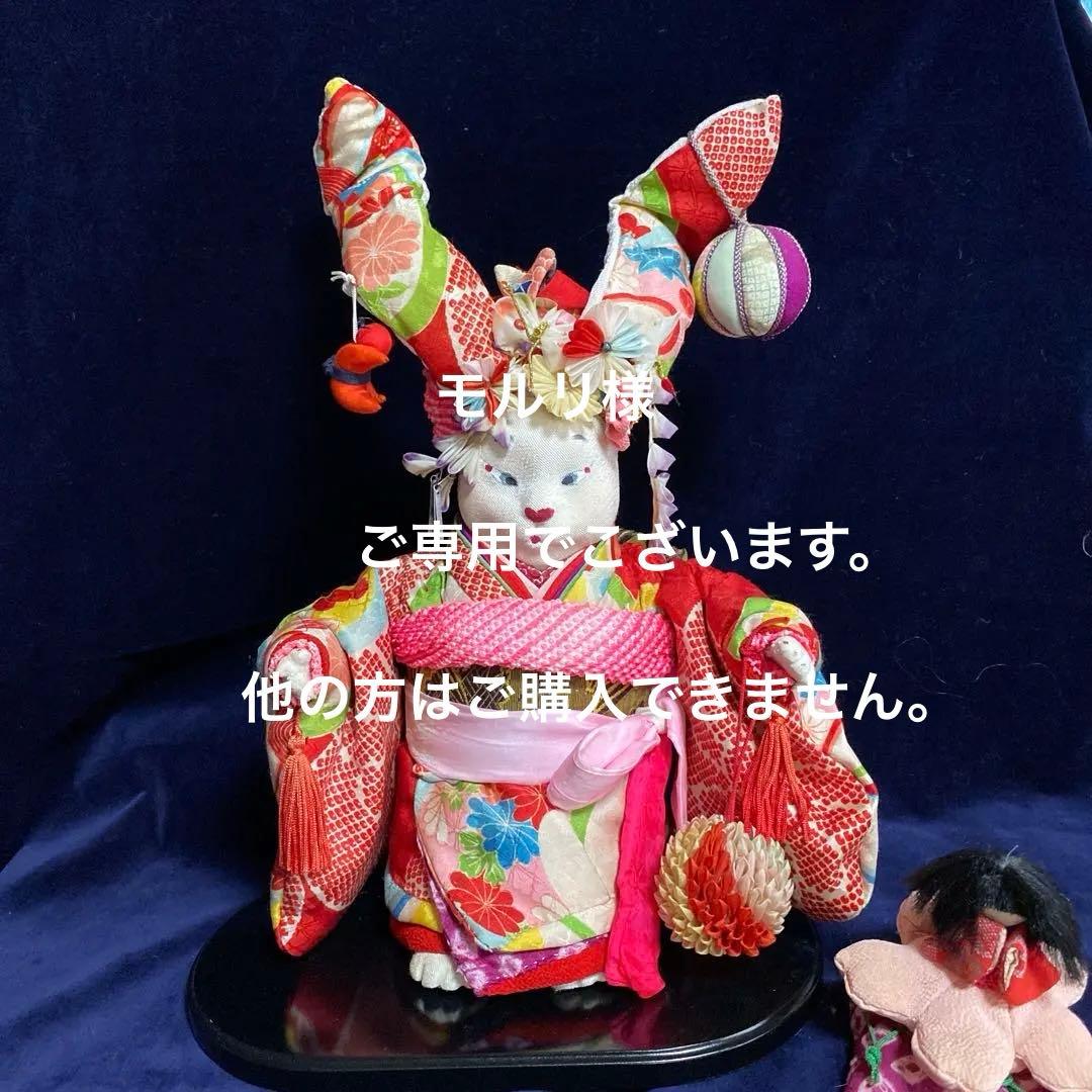 ハンドメイド創作人形ブスッ子縮緬うさぎちやん。黒の飾り台付き