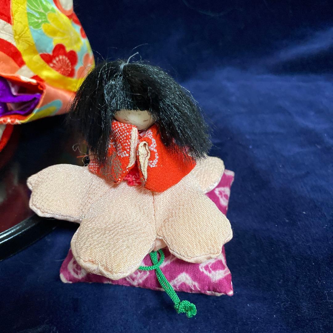 ハンドメイド創作人形ブスッ子縮緬うさぎちやん。黒の飾り台付き