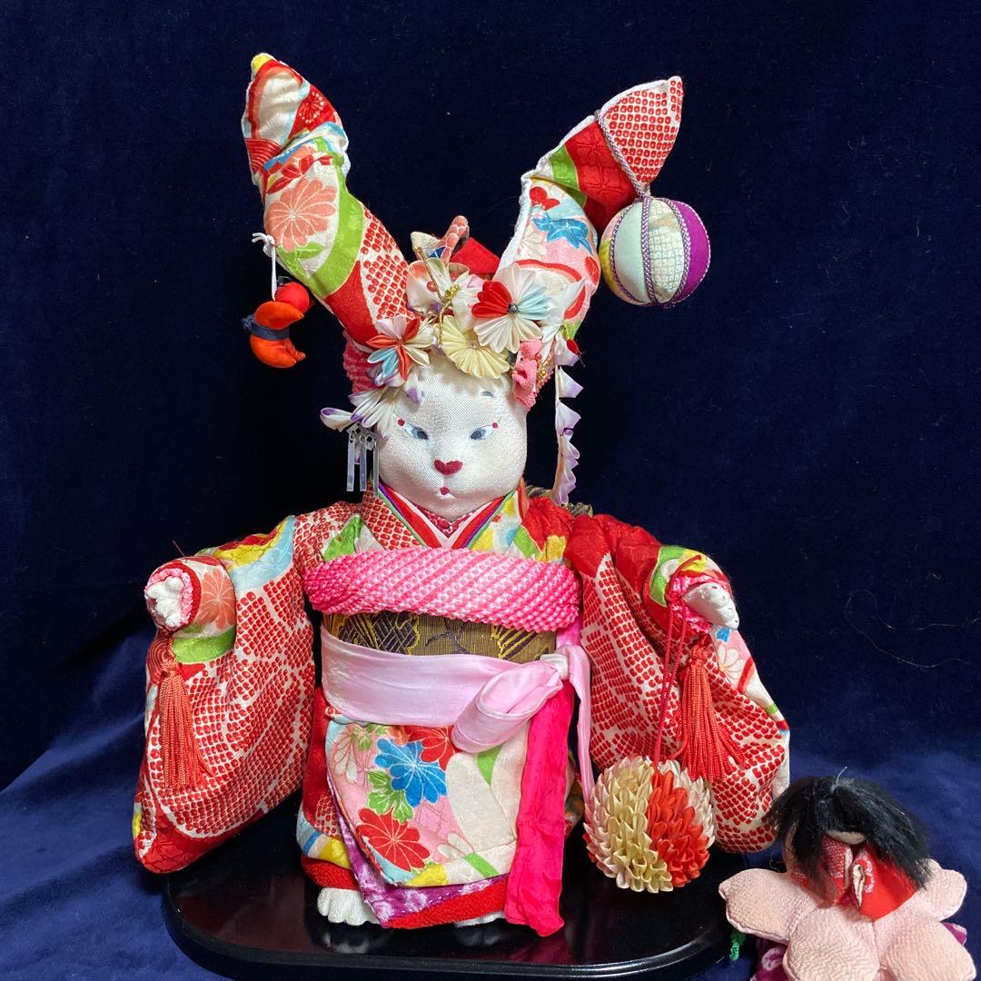 ハンドメイド創作人形ブスッ子縮緬うさぎちやん。黒の飾り台付き