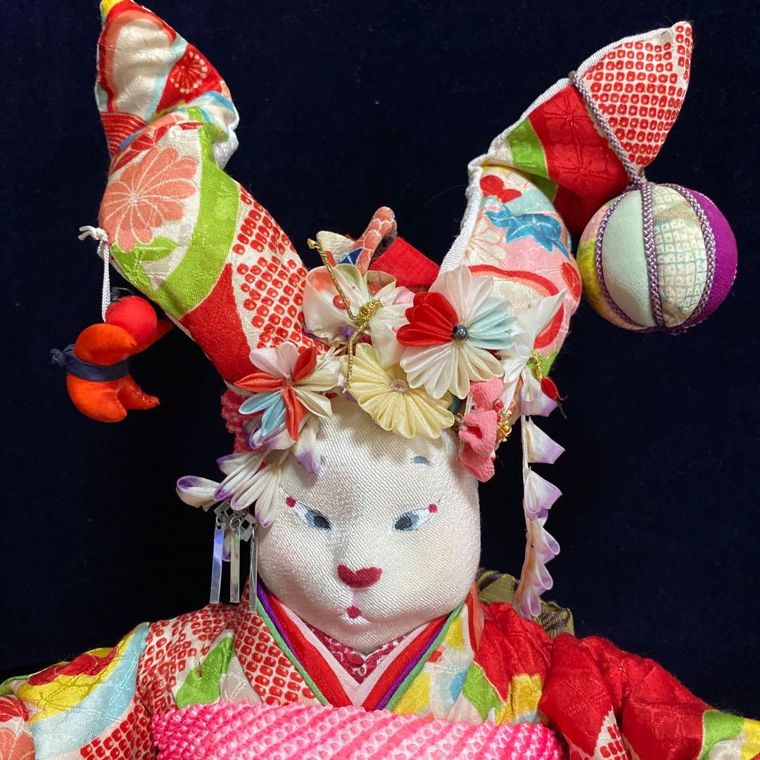 ハンドメイド創作人形ブスッ子縮緬うさぎちやん。黒の飾り台付き