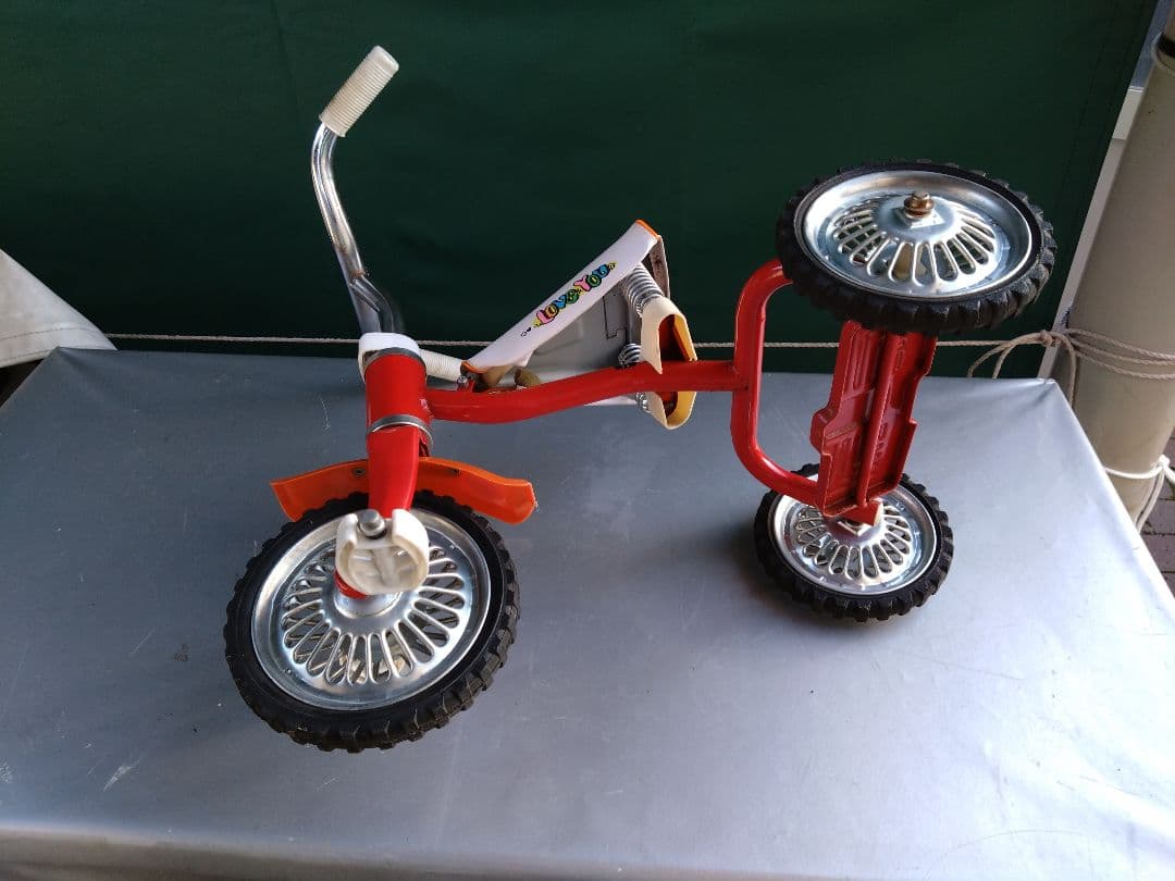 昭和赤いキャラクター付き三輪車