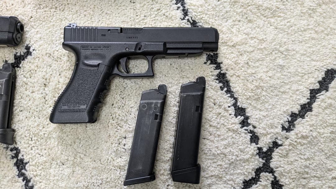 18禁エアガン4丁のセット販売(バッテリーとケース付き)