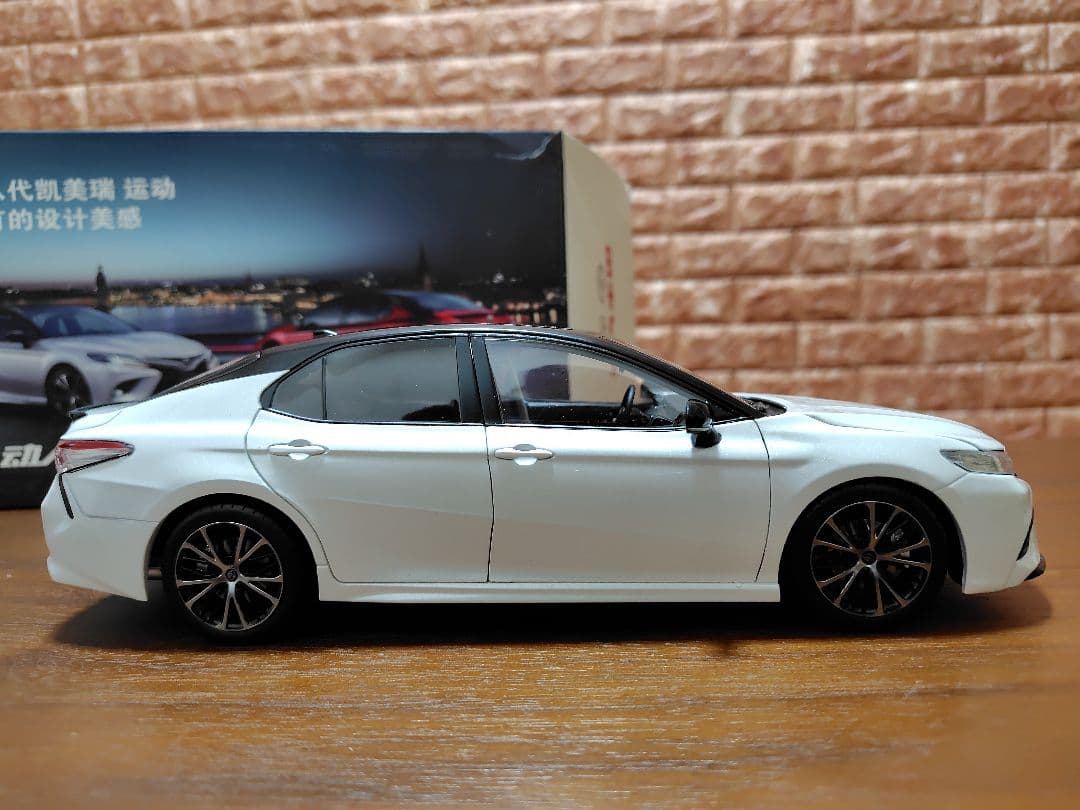 やっしー　トヨタ　カムリ 　70系　1/18　ミニカー　模型