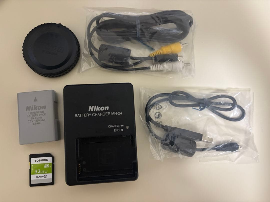 Nikon D3300 デジタル一眼レフカメラ レンズ＋SDカード付き