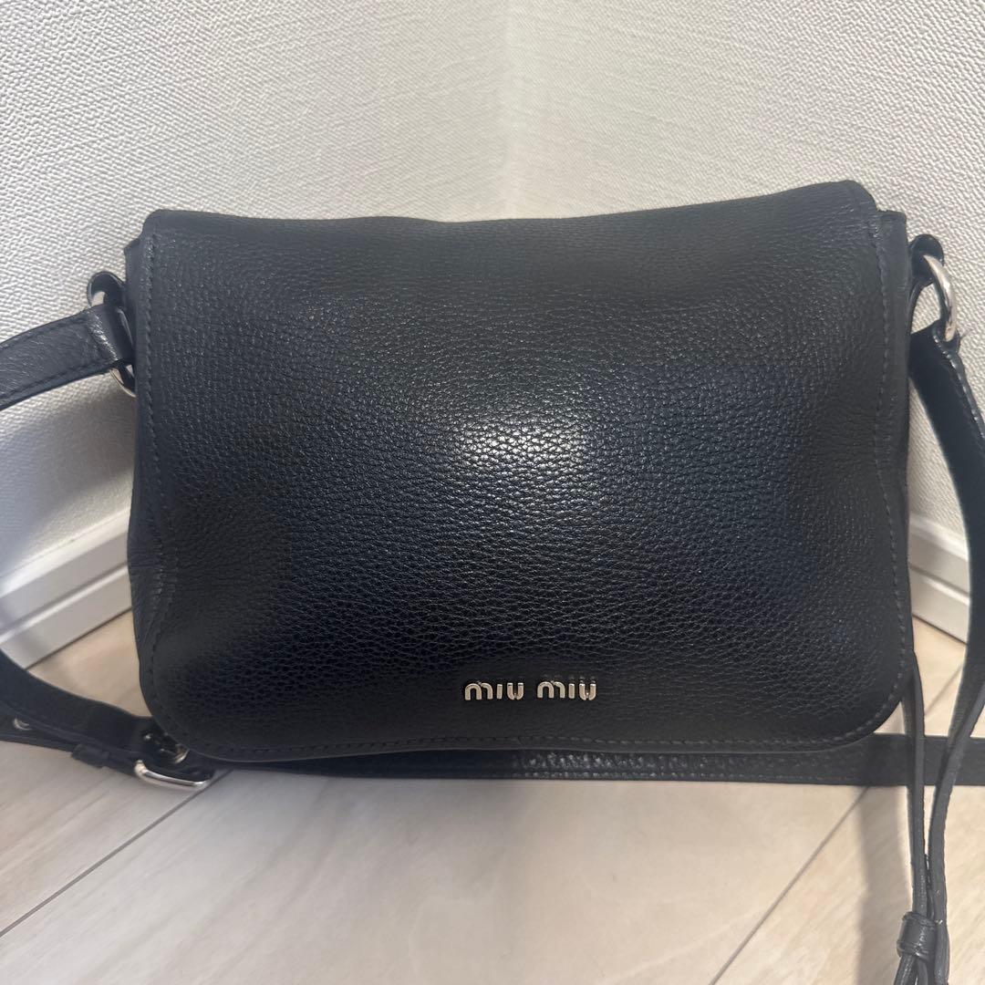miu miu ブラックショルダーバッグ