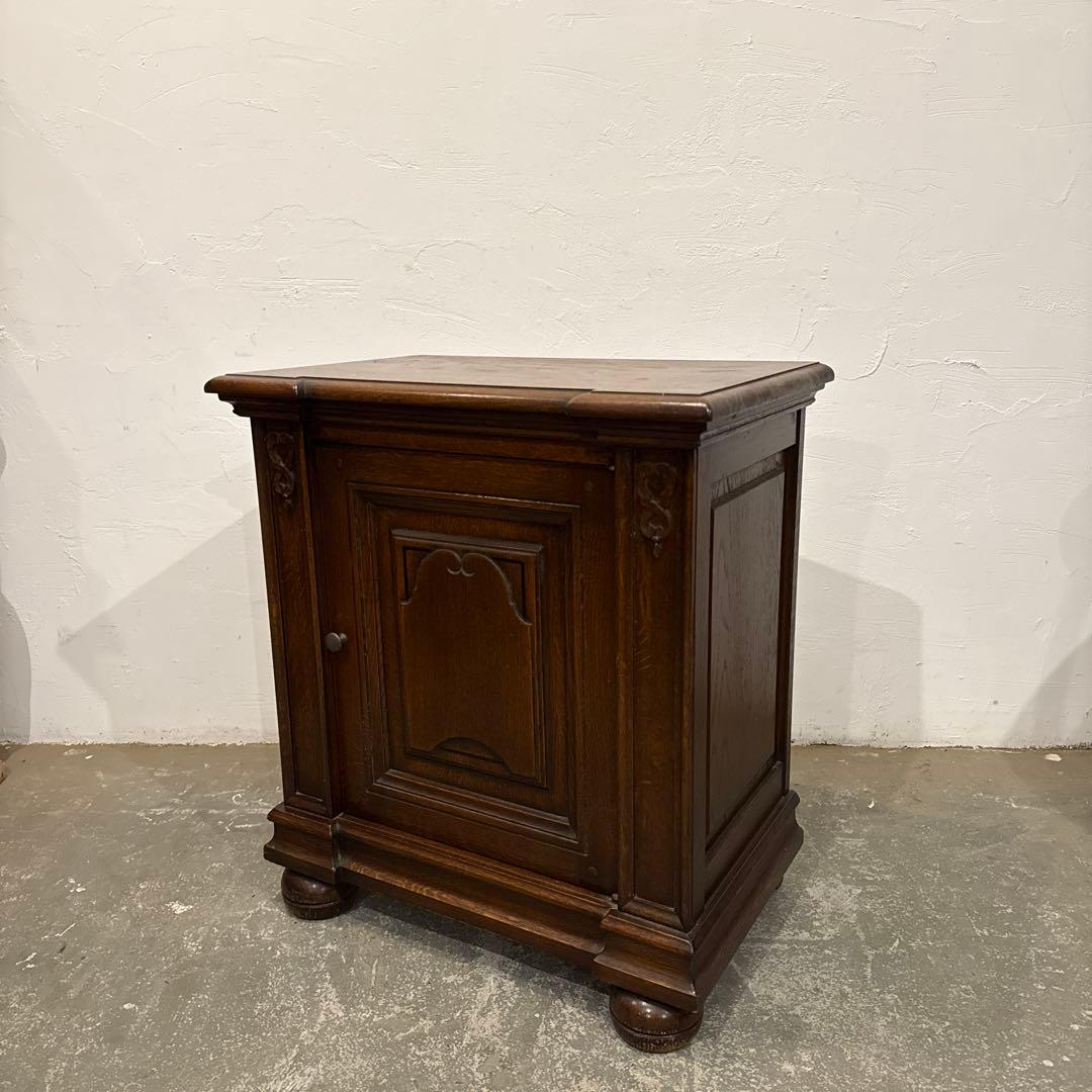 ヴィンテージ　木製サイドテーブル　ベッドサイドテーブル　扉収納付き　フランス