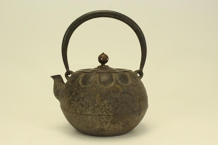 有山金生堂造 丸形 輪花 鉄瓶 在銘 時代物(A924)