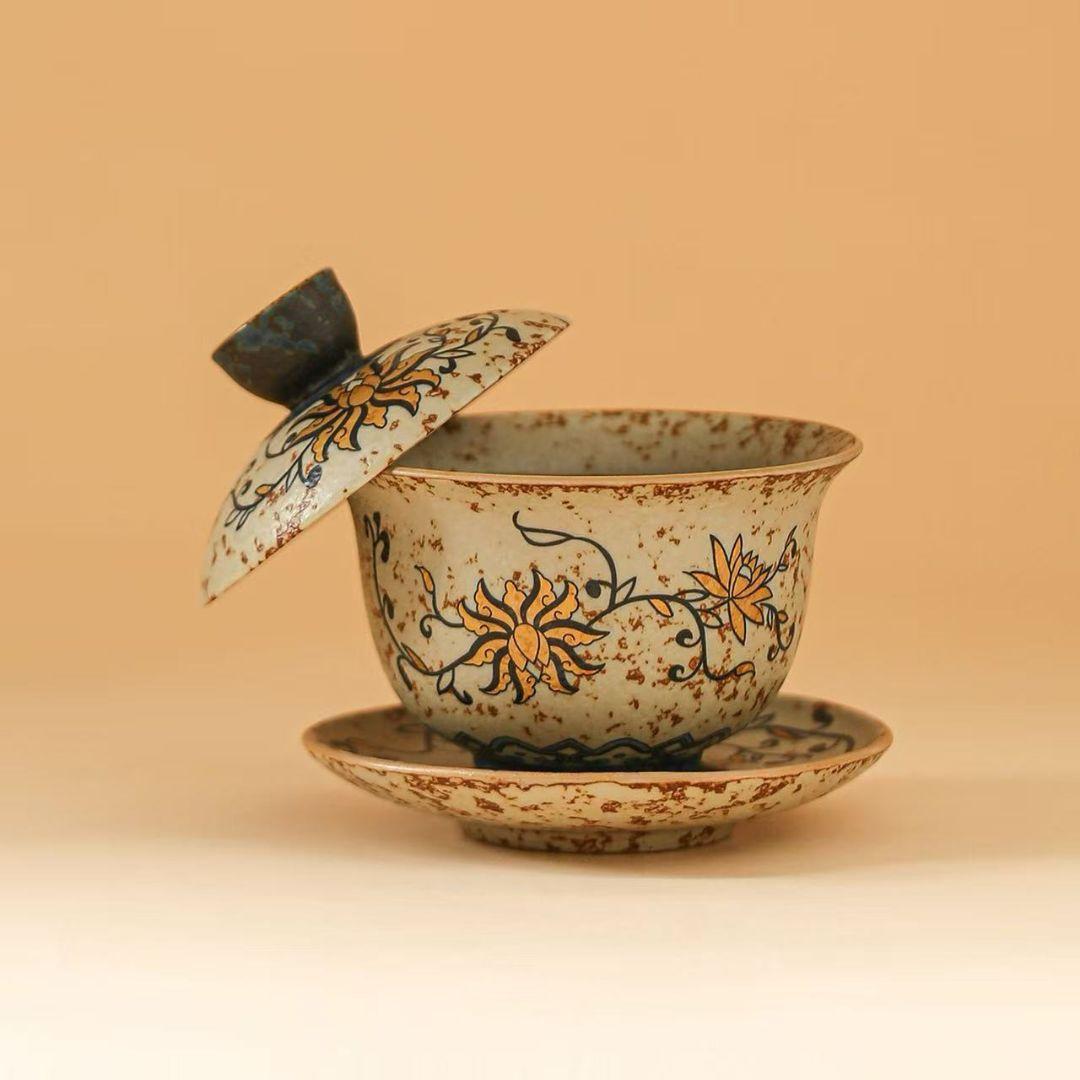 陶器 蓋付きカップとソーサー