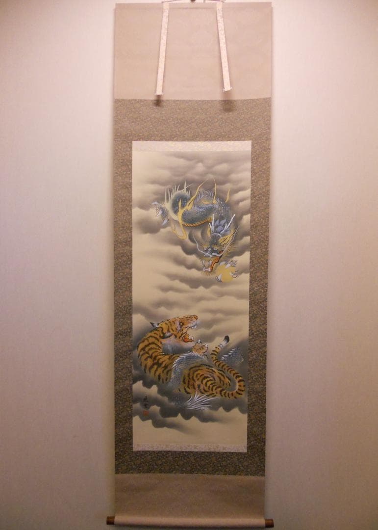 掛け軸 北野暁雪 開運 龍虎之図 絹本 希少 軸装 茶道具 掛軸 美品 です。