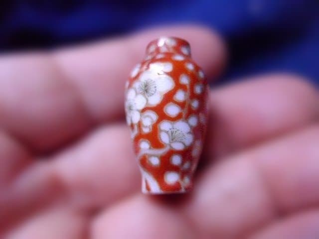 小型赤白模様花瓶