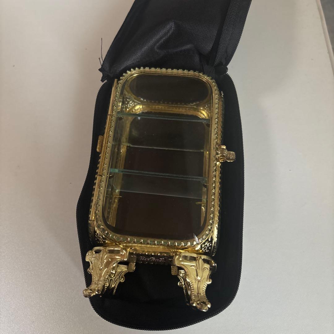 ガラスのミニショーケース ビロードの袋付き