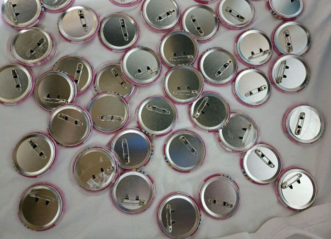 すとぷり　さとみくん　缶バッチ　アリツア　旗持ち　デフォ