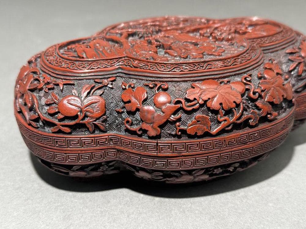 【漆】　★ 漆器 朱漆絵金龍人物紋毛筆 ★　清代　花卉 唐人 描金文様　文房珍玩