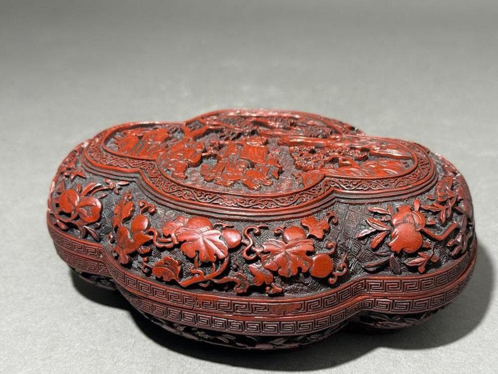 【漆】　★ 漆器 朱漆絵金龍人物紋毛筆 ★　清代　花卉 唐人 描金文様　文房珍玩