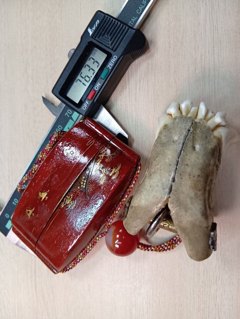 印籠朱塗り牛引き図／山岳信仰護符金工細工根付