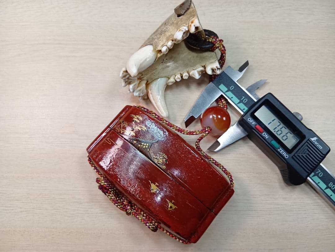 印籠朱塗り牛引き図／山岳信仰護符金工細工根付