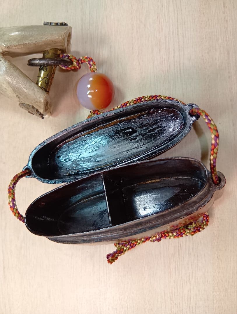 印籠朱塗り牛引き図／山岳信仰護符金工細工根付