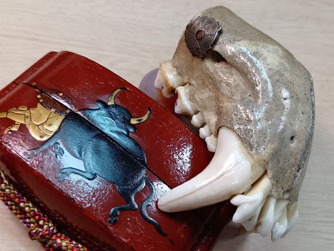 印籠朱塗り牛引き図／山岳信仰護符金工細工根付