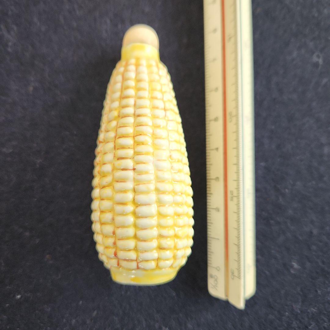 鼻烟壺‥磁器製トウモロコシ形