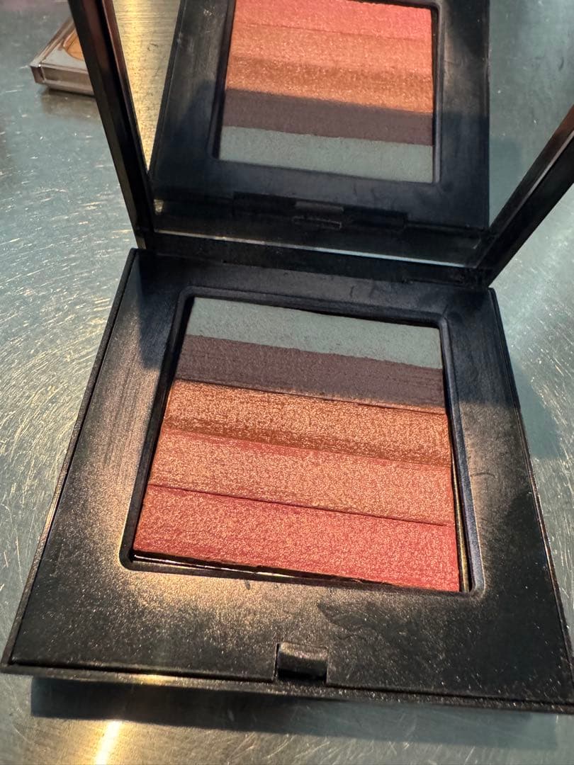 複数ブランドのパウダーチークとハイライトセット