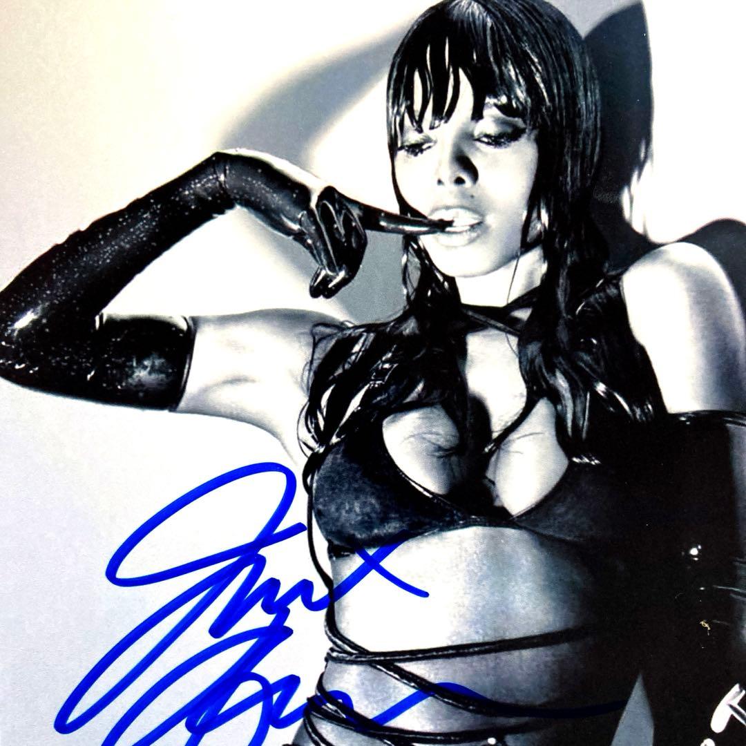 ジャネット・ジャクソン直筆サイン入り2Lサイズ写真…