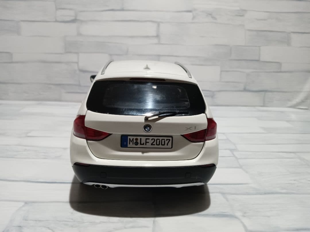 1/18 BMW X1 ディーラー品　ミニカー　ホワイト　内装ブラウン