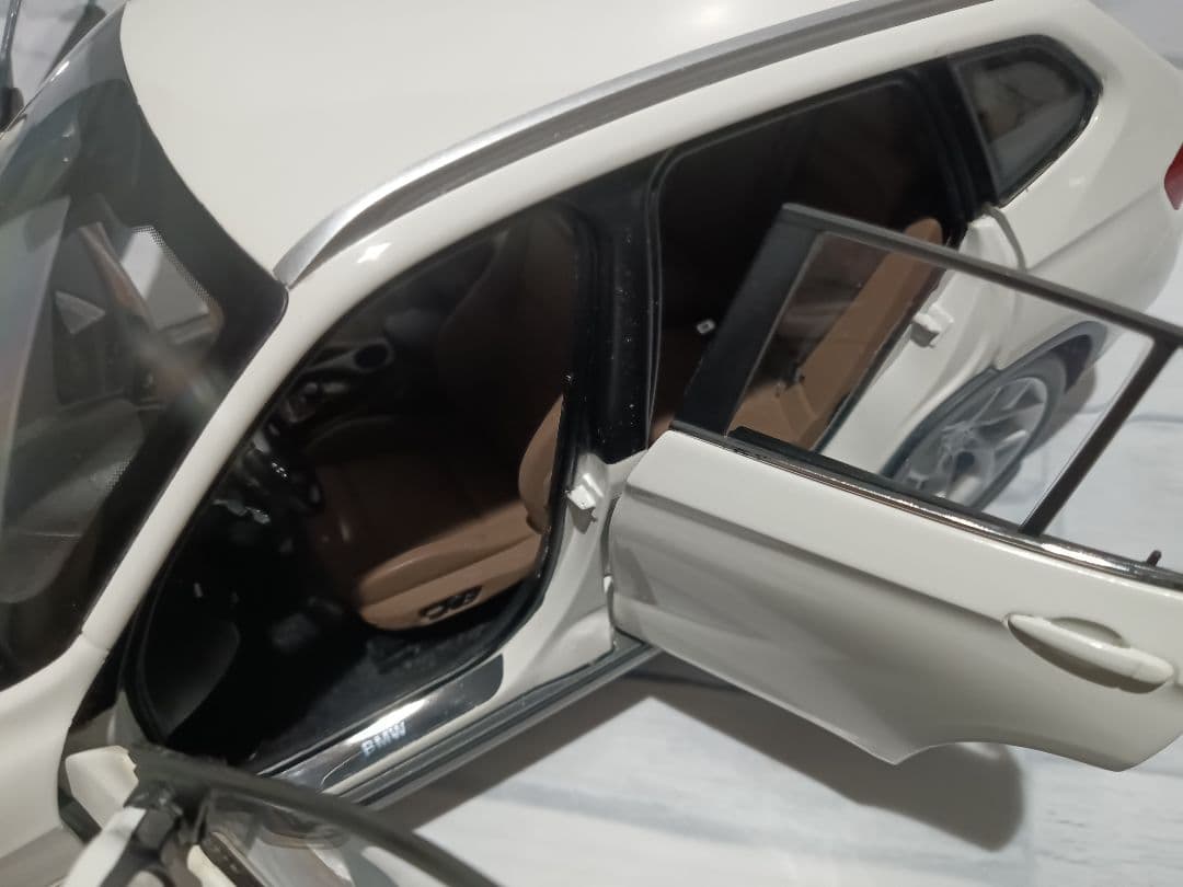 1/18 BMW X1 ディーラー品　ミニカー　ホワイト　内装ブラウン
