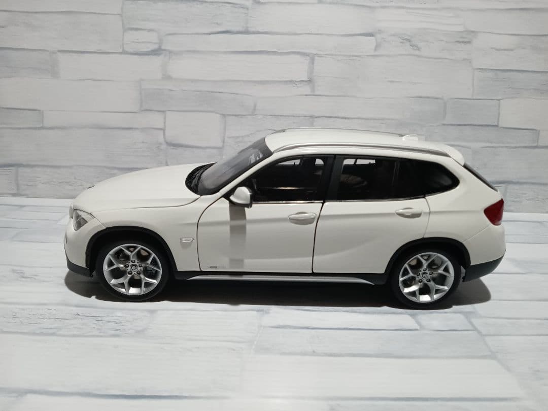 1/18 BMW X1 ディーラー品　ミニカー　ホワイト　内装ブラウン