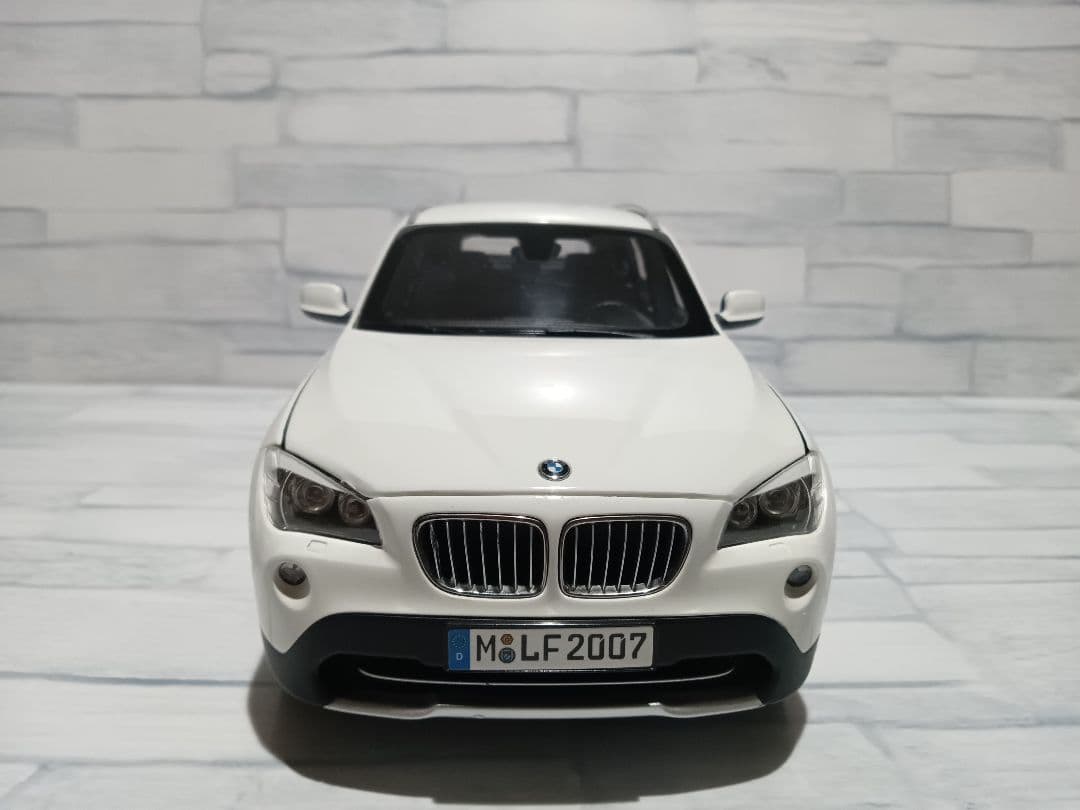 1/18 BMW X1 ディーラー品　ミニカー　ホワイト　内装ブラウン
